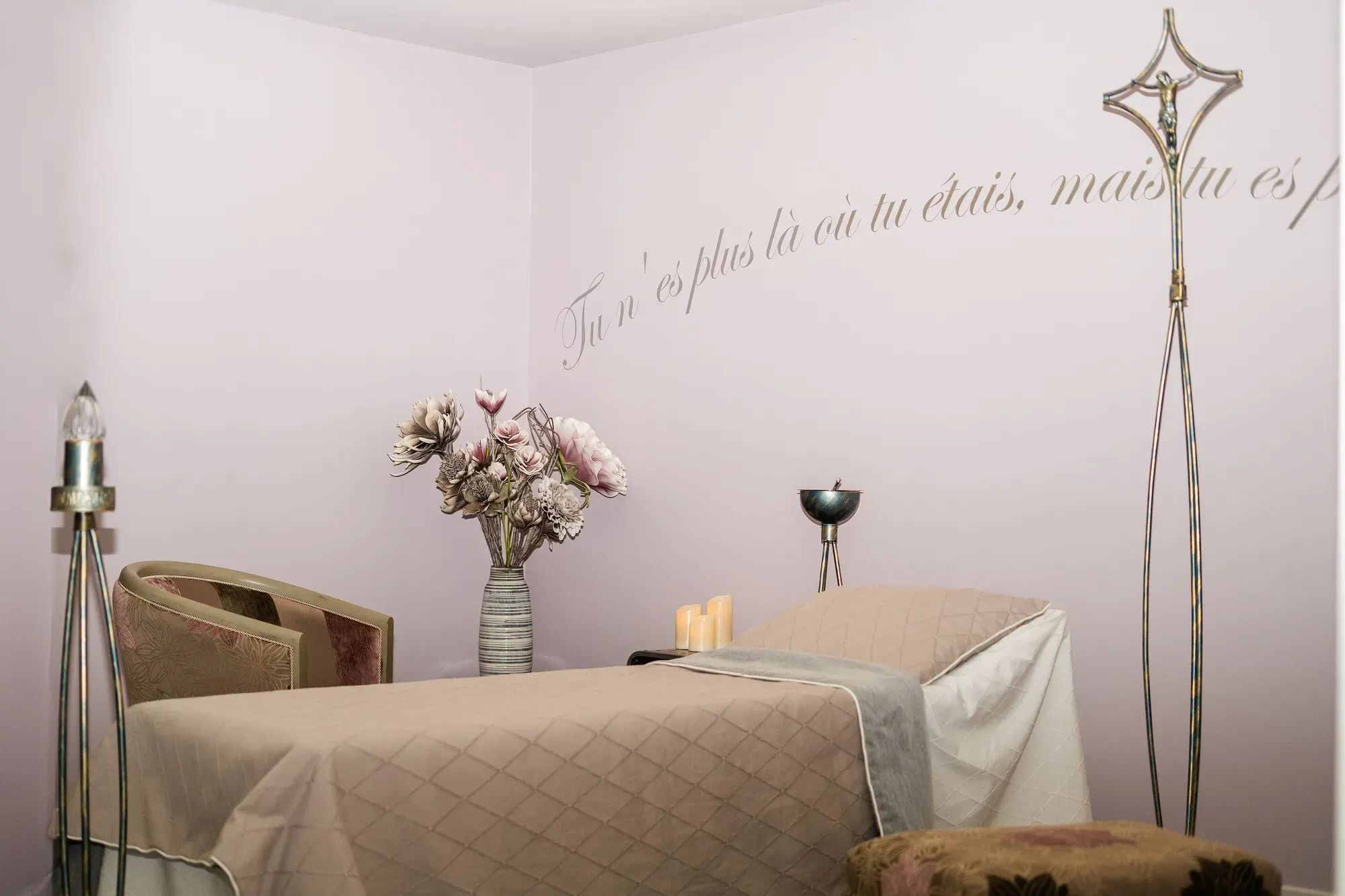 Chambre funéraire aménagée avec lit de repos et décoration apaisante.