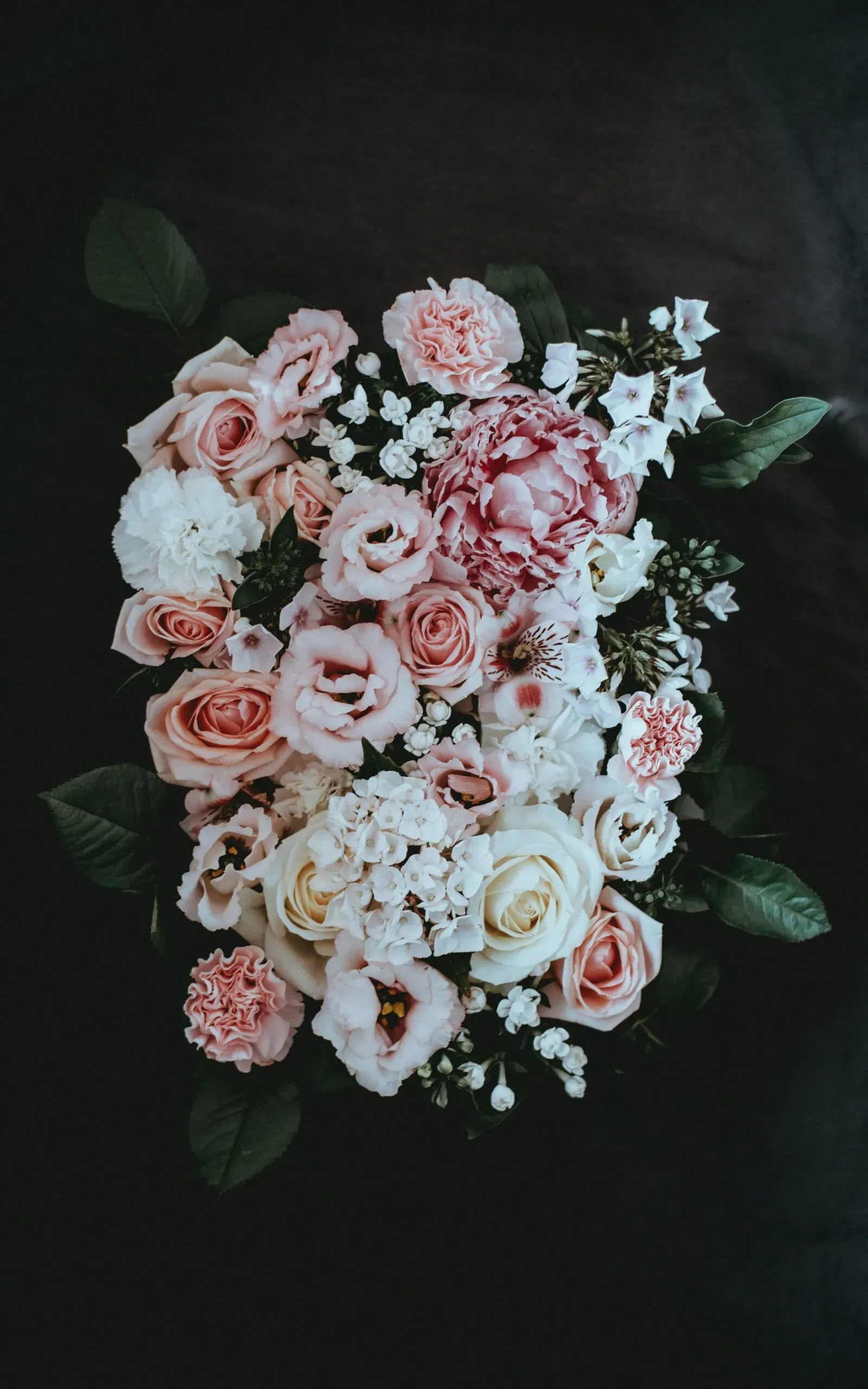 Composition florale élégante de roses et pivoines aux tons rose et blanc